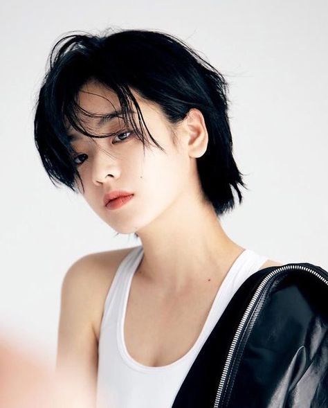 daryart7 on Twitter: "I think a joint photo session of these two can definitely drive the whole world crazy… " Asian Tomboy Haircut, Tomboy Haircut, Lee Joo Young, Shot Hair, Short Hair Tomboy, Tomboy Hairstyles, Korean Short Hair, Asian Short Hair, Shot Hair Styles