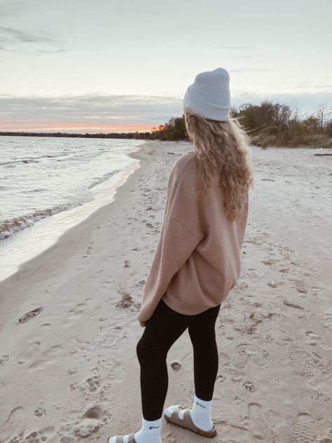 Coastal Hiking Outfit, Cold Beach Day Outfit Spring, Beach Aesthetic Outfits Winter, Tofino Outfit, Cold Beach Day Outfit Winter, Cold Boat Day Outfit, Winter Beach Outfit Cold, Cold Weather Beach Outfit, Spring Beach Outfits Cold