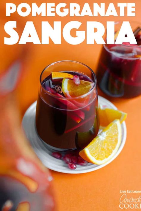 Pomegranate Sangria Recipes, Vegan Thanksgiving Main Dish, Holiday Sangria Recipes, Pomegranate Sangria, Orange Sangria, Holiday Sangria, Vegetarian Thanksgiving Recipes, Sangria Cocktail, Apple Sangria