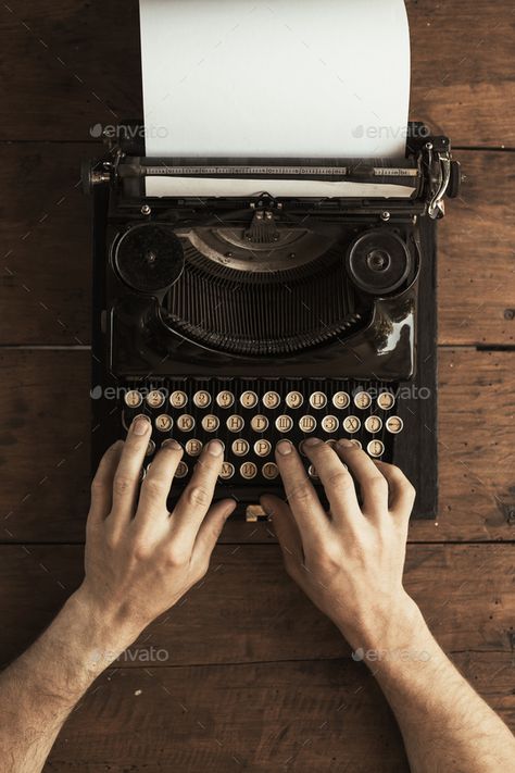 Writer's Office, The Young Ones, Retro Typewriter, Antique Aesthetic, Antique Typewriter, Writing Motivation, Perks Of Being A Wallflower, Vintage Typewriter, Hans Wegner