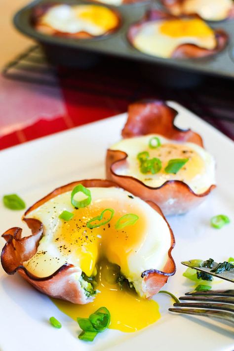 Bloggers shared their #1 most popular, all-time best healthy breakfast ideas! These top reader-favorites are all really easy, super-delicious, absolute must-try recipes! | www.TwoHealthyKitchens.com Low Point Breakfast, Breakfast For Guests, Ham Egg Cups, 21 Day Fix Breakfast, Egg Cups Recipe, Ww Breakfast, Cheesy Spinach, Ham And Eggs, Weight Watchers Breakfast