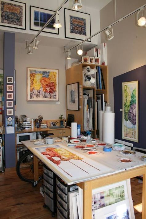 Watercolor studio....Ooooh, I like this. Think I need one, too. (BTW, this is not a home office.) Studio Seni, Home Art Studios, Art Studio Lighting, Watercolor Studio, Art Studio Storage, Home Studio Ideas, Paint Studio, Art Studio Space, Artist Studios