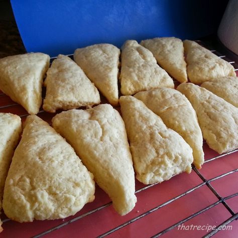 Ree Drummond's Perfect Cream Scones are perfectly delicious! Lemon Rosemary Scones, Pioneer Woman Desserts, Bacon Scones, Rosemary Scones, Buttermilk Scone Recipe, Lemon Scones Recipe, Cream Scones Recipe, Mini Scones, Pioneer Woman Ree Drummond