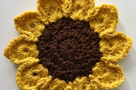 Crochet Sun Flower, Crochet Sunflower Pattern, Sunflower Applique, Pooling Crochet, Crocheted Coasters, Crochet Sun, Crochet Hot Pads, Easy Crochet Hat, Crochet Sun Hat