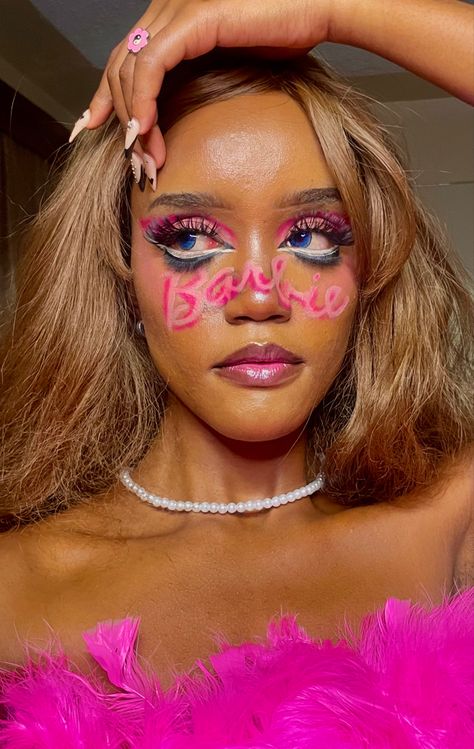 Makeup look with the writings Barbie in the middle Zombie Barbie Makeup, Barbie Makeup Look, Zombie Barbie, Barbie Makeup, Horror Makeup, Barbie Barbie, Crazy Makeup, Halloween Make Up, Maquillage Halloween