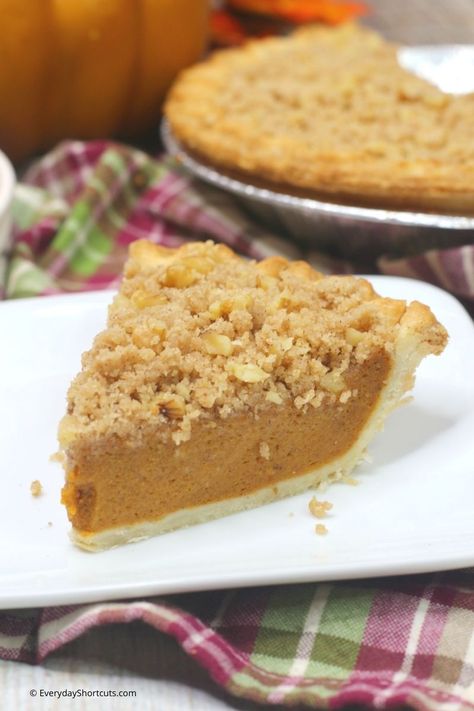 Walnut Streusel Pumpkin Pie Streusel Pumpkin Pie, Pumpkin Flavored Desserts, Streusel Pie, Pumpkin Streusel, Pumpkin Pie Cupcakes, Traditional Pumpkin, Nice Recipes, Crunchy Pecans, Pie Crust Recipes