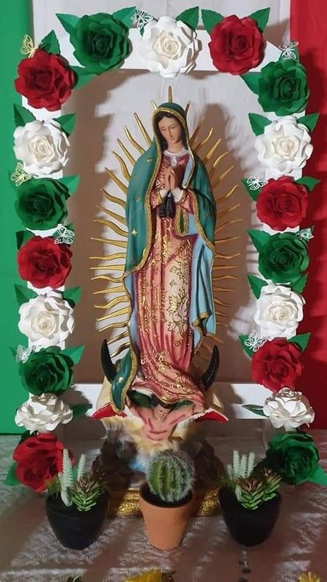 Virgin Mary Altar Decoration, Altar Para La Virgen Ideas En Casa, Altar Para La Virgen Ideas, Home Altar Catholic, Church Altar Decorations, Virgin Mary Art, Altar Arrangement, Mexican Culture Art, Catholic Decor