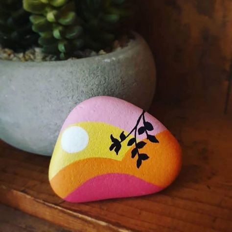 Stone Painting For Garden, Stone Art Design, Art On Stone Ideas, Ideas For Stone Painting, Diy Stone Painting, Painting Ideas On Stone, Easy Stone Painting Ideas Cute, Painting On Pebbles, Cute Stone Art