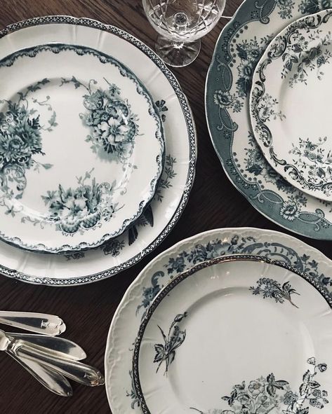 Dining Table Setting Ideas, Dinnerware Inspiration, Blue And White Dinnerware, Vintage Dishware, Table Setting Inspiration, Dinner Table Setting, English Cottage Style, Vintage Dinnerware, Table Vintage