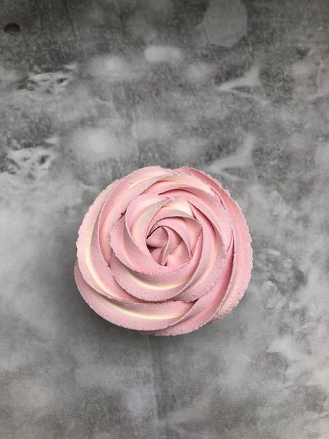 Learn how to pipe beautiful authentic buttercream Swirl Roses with my Taylor Made video tutorial. Buttercream Mums Tutorial, Piping Roses Tutorial, Piping Buttercream Roses, Swirl Frosting Technique, How To Make Buttercream Roses, Rose Piping Tutorial, Cupcake Swirl Frosting Techniques, Icing Roses Tutorial, Buttercream Roses Tutorial