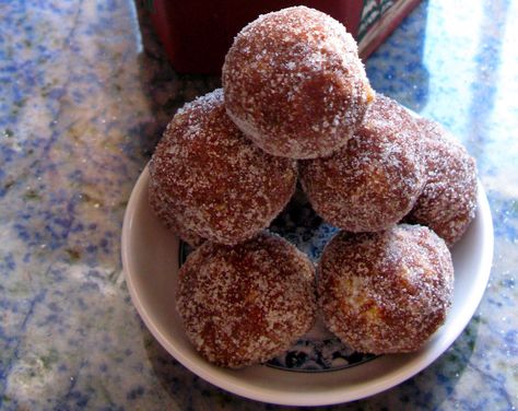 Chocolate Kahlua Rum Balls Kalua Balls, Kahlua Truffles Recipe, Kahlua Balls No Bake, Kahlua Cookie Recipes, Kahlua Dessert Recipes, Kahlua Balls, Kahlua Truffles, Russian Cookies, Kahlua Recipes