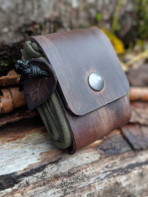 Foraging Bag Pattern Free, Leather Foraging Bag, Bushcraft Belt Kit, Haversack Bushcraft Kit, Leather Belt Pouch Medieval, Bushcraft Gear, Leather Projects, Bushcraft, Leather Working