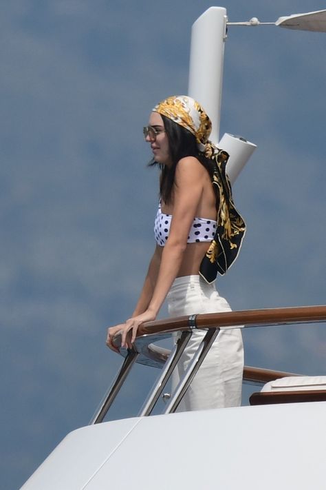 Kendall Jenner Summer, Kendall Jenner Pics, Yacht Aesthetic, Summer Holiday Outfits, Beach Model, Kendall Style, Summer Vacations, Chrissy Teigen, Rich Life