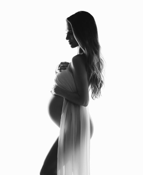 These Jaw-Dropping Maternity Photos Are Both Fierce and Empowering Outdoor Maternity Pictures, Lola Melani, Maternity Silhouette, Maternity Studio, Silhouette Photos, Maternity Poses, Shooting Photo, Beach Photoshoot, Maternity Photos