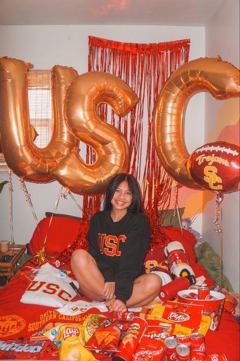 Commitment Day Pictures, College Commitment Party, Colleges In California, College Commitment Pictures, Decision Pictures, Usc College, College Decision, East Coast Aesthetic, College Vibes