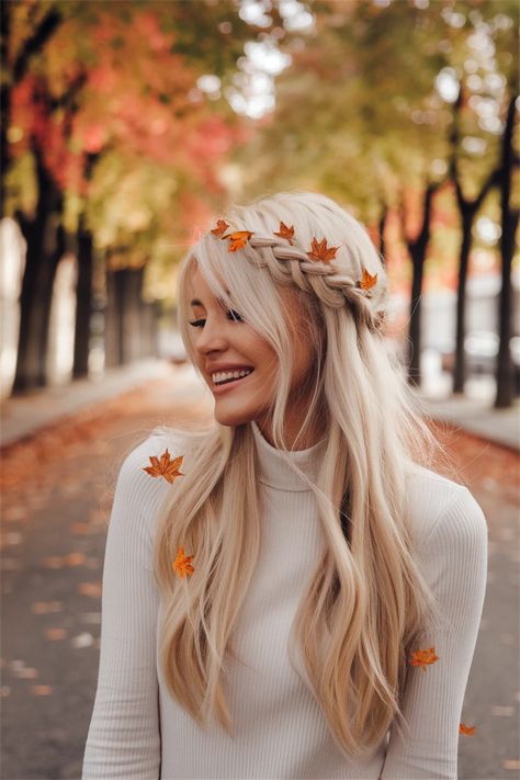 Embrace the cozy vibes of Fall with these cute hairstyles, featuring soft shoulder-length waves that perfectly frame your face. This easy, effortlessly chic look works wonders for casual outings or formal occasions. Add subtle curls with a light wave for a touch of elegance, making it ideal for an autumn wedding or a fun day at school. You’ll fall in love with how versatile and charming this hairstyle is for the season! #cutehairstyles Cute Hairstyles For Fall, Hairstyles For Fall, Hairstyles And Colors, Effortless Curls, Thanksgiving Hairstyles, Halloween Hairstyles, Hairstyles List, Thanksgiving Hair, Purple Ombre Hair