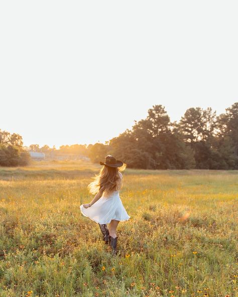 Golden hour moment🌞🧺🌾🤎 #houston #houstonphotographer #tomball #woodlands #texas #texasphotographer #texasphotography #houstontx #houstonphotographystudio #houstonphoto #seniorsunday #senior #seniorpictures #seniorportraits #seniorszn #seniorphotos #photography #photographer #goldenhour #goldenhourphotography #cowgirlphotoshoot Farm Girl Photoshoots, Country Inspired Photoshoot, Summer Boho Aesthetic, Pasture Senior Pictures, Country Themed Senior Pictures, Country Photoshoot Outfits, Summertime Photoshoot Ideas, Western Field Photoshoot, Country Field Photoshoot