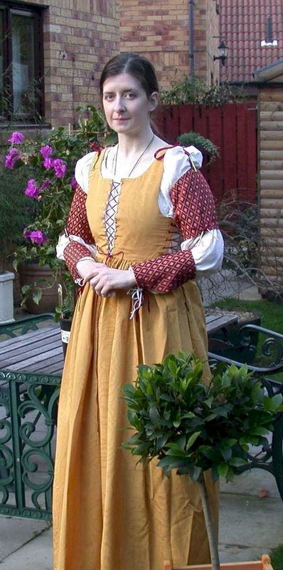 A gamurra with the Italian tie-on sleeves. Gamurra Gown, Medieval Women Dress, Italian Dresses, Fantasy Garb, Italian Clothing, Medieval Woman, French Women Style, Italian Dress, Medieval Costume