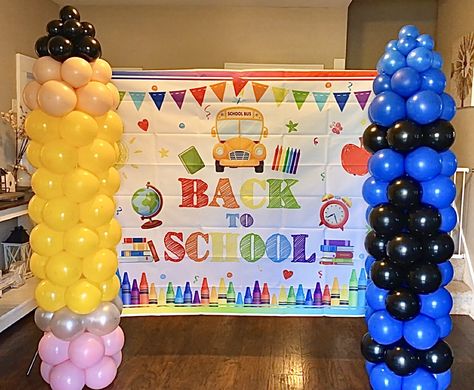 Balloon Pencil Column, Crayon Balloon Column, Pencil Balloon Arch, Back To School Balloon Decor, School Photo Booth Ideas, Preschool Graduation Decorations, Balloons Columns, School Balloons, Back To School Backdrop