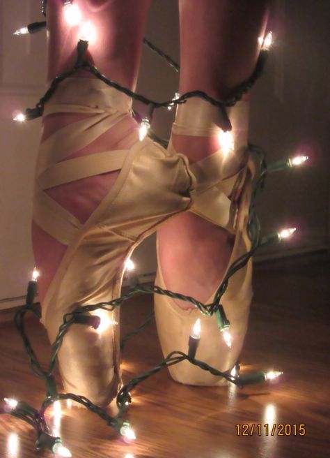 Christmas lights and pointe shoes Pointe Shoes Photography, Christmas Lights Photoshoot, Dance Photo Shoot, Christmas Dance, Lit Shoes, Shoes Photo, Ballet Photography, Christmas Photography, Christmas Photoshoot