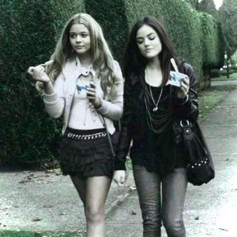 Pretty Little Liars Aria, Aria Montgomery, Lucy Hale, Grunge Aesthetic, Pretty Little Liars, Serie Tv, Pretty People, Fashion Inspo, My Style