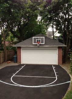 The whole family plays two-on-two in the driveway Basketball Hoop Driveway, Basketball Court Ideas, Driveway Diy, Home Basketball Court, Basketball Court Backyard, Backyard Basketball, Outdoor Basketball Court, Hoops Basketball, Basketball Backboard