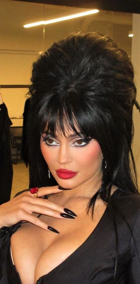 Kylie Jenner’s Latest Halloween Costume Included the Deepest Plunging Neckline and a Sky-High Hairdo Elvira Makeup, Black Hair Halloween Costumes, Elvira Costume, Celebration Wallpaper, Goth Halloween Costume, Celebrity Drawing, Dark Costumes, Celebrity Halloween, Elvira Mistress Of The Dark