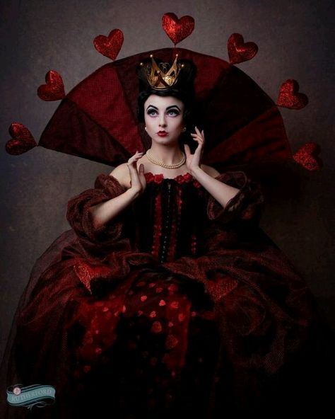 The red queen costume. "Off with your head!" Lovely spin on the Queen of Hearts. Alice in Wonderland #Red #Queen Red Queen Costume, Lizzie Hearts, Heart Costume, Queen Of Hearts Costume, Alice In Wonderland Costume, Wonderland Costumes, Queen Costume, 다크 판타지, Red Queen