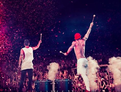 tyler joseph & josh dun |-/ twenty one pilots |-/ concert Twenty One Pilots Trees, Twenty One Pilots Lockscreen, Twenty One Pilots Concert, Twenty One Pilots Wallpaper, Jenna Joseph, The Darkest Minds, Tyler And Josh, 21 Pilots, I'll Wait