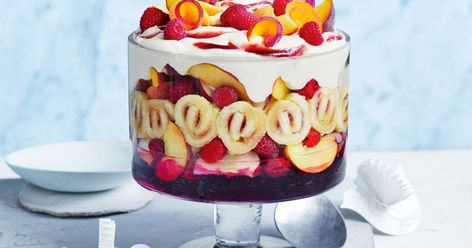 This spectacular trifle, inspired by the classic peach melba dessert, is a must-have on your dinner table this Christmas! Trifles Desserts, Desserts For Party, Peach Melba Dessert, Custard Trifle, How To Make Custard, Trifle Recipes Easy, Easy Trifle, Easy Custard, Trifle Recipes