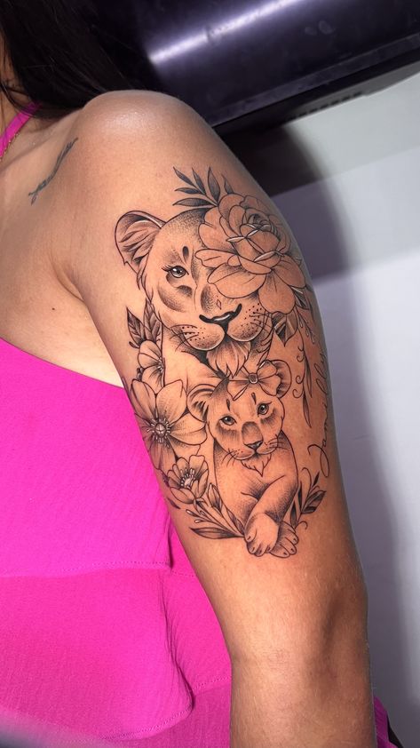 Tatuagem de leoa com filhote Lioness And Cub Tattoo, Lioness And Cubs, Cubs Tattoo, Best Couple Tattoos, Mom Tattoo Designs, Pretty Tattoos For Women, Mom Tattoos, Lion Tattoo, Couple Tattoos