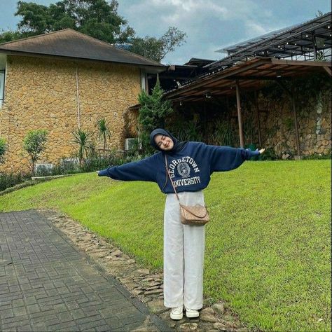 Crewneck Outfit Hijab, Ootd Pantai Hijab Simple, Ootd Crewneck, Ootd Hijab Casual Simple, Ootd Ngampus, Ootd Hijab Simple, Outfit Ngampus, Study Tour, Ootd Simple