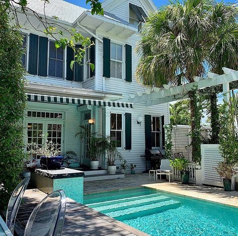 Backyards of Key West on Instagram: “I love the charm of this Old Town backyard.  That pool, those shutters, and those ghost chairs 😎 @egvili_oceansothebysrealty - - #Keywest…” Key West Style Homes, Florida Style Homes, Key West Photos, West Aesthetic, Key West Cottage, Key West House, Beach House Colors, Key West Style, Sims Houses