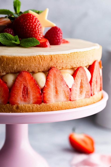 French Fraisier Cake, Fraisier Cake Recipe, French Strawberry Cake, Cake Recipes Strawberry, Shortcake Recipe Easy, Cake Recipe Strawberry, Roll Desserts, Fraisier Cake, Strawberry Shortcake Recipe Easy