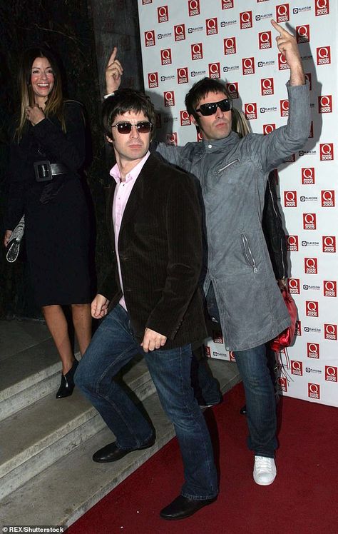 Oasis Brothers, Noel Gallagher Young, Liam And Noel Gallagher, Liam Gallagher Noel Gallagher, Mens Dressy Casual, Oasis Album, Wonderwall Oasis, Liam Gallagher Oasis, Oasis Band