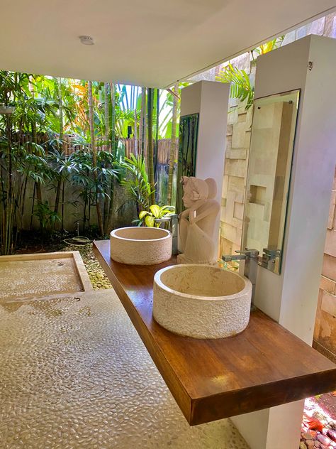 Tulum Style Bathroom Ideas, Outdoor Bathrooms Tropical, Bali Bathroom Ideas, Balinese Outdoor Bathroom, Tropical Washroom Design, Bali Vibe Bathroom, Bali Concept Interior, Green Cabin, Bali Decor