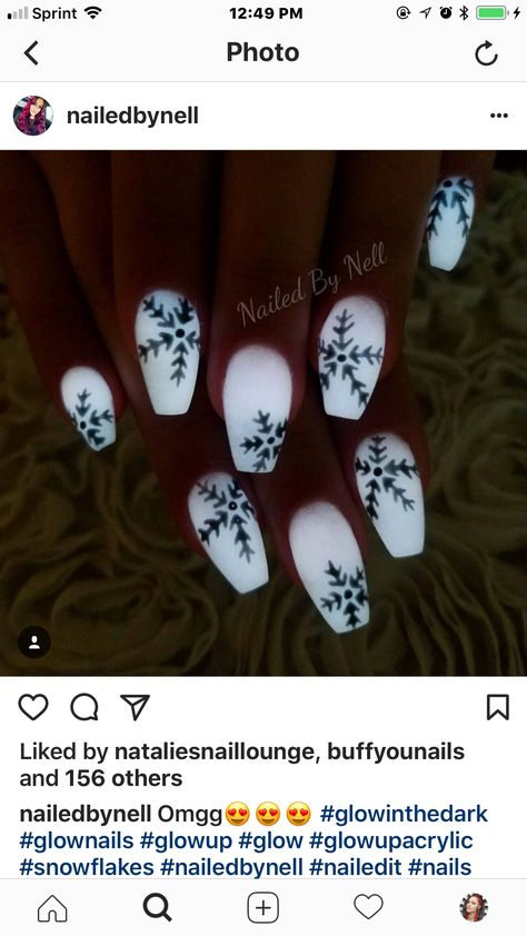 Dark Christmas Nails, Nails Glow In The Dark, Snowflake Nail Design, Light Nails, Dark Christmas, Cute Christmas Nails, Glow Nails, Snowflake Nails, Black Nail Designs