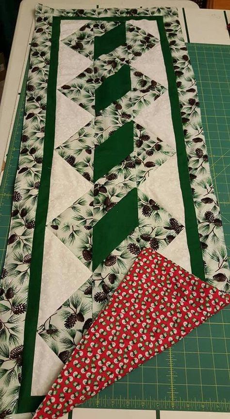 Pole Twist Table Runner - Free Pattern Christmas Table Runner Pattern, Quilted Table Runners Christmas, Table Runner Christmas, Table Topper Patterns, Patchwork Table Runner, Quilted Table Runners Patterns, Quilt Modernen, Place Mats Quilted, Christmas Runner