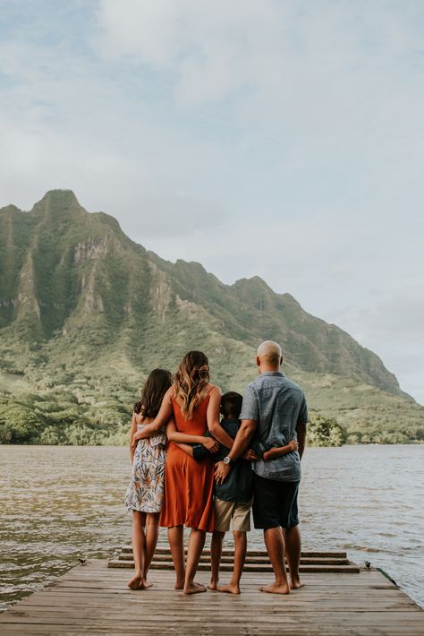 Family Vacation Poses, Island Family Photos, Family Pictures In Hawaii Photo Ideas, Kauai Family Photos, Family Pictures In Hawaii, Hawaiian Family Photos, Hawaii Beach Family Photos, Tropical Family Photos, Family Vacation Photo Ideas