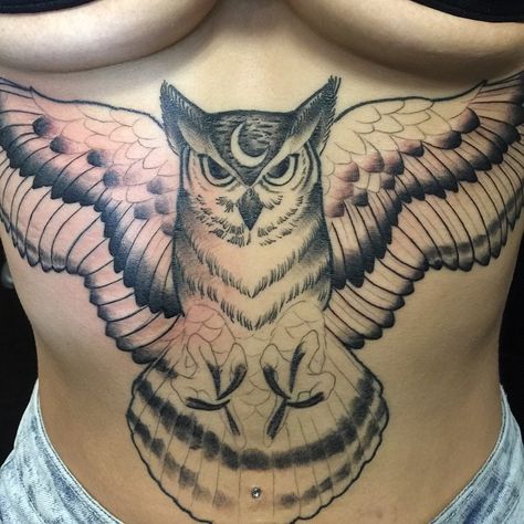 Amazing owl sternum tattoo by @moe_tattoos510 Owl Tattoo Sternum, Owl Sternum Tattoo, Tattoo Sternum, Sternum Tattoo, Owl Tattoo, Future Tattoos, Owls, Cool Tattoos, Rocker