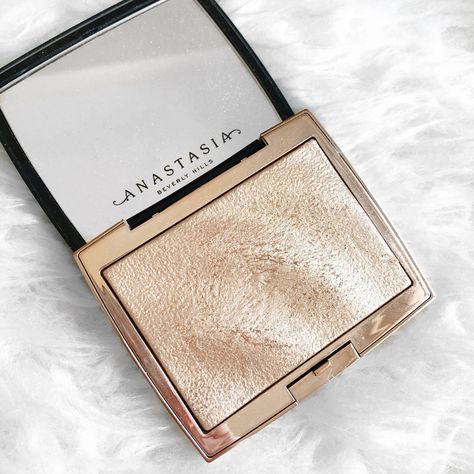 Anastasia Beverly Hill Amrezy Highlighter Good Highlighter Makeup, Highliters Make Up, Highlighter Makeup Products, Highlighter Aesthetic, Anastasia Highlighter, Highlighter Products, Highlight Products, Anastasia Beverly Hills Highlighter, Highlighters Makeup