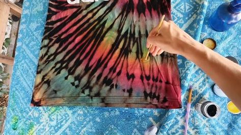 Tie Dye Techniques Shirts, Reverse Tye Dye, Diy Halter Top, Diy Tie Dye Techniques, Powder Dye, Tie Dye Crafts, Fabric Dyeing, Diy Shirts, Tie Dye Techniques