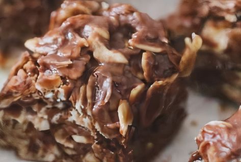 Oatmeal Choc Bar Bites – Blended Bites Bobos Oat Bites, Chocolate Oatmeal No Bake, Oatmeal No Bake, Oat Bites, Oatmeal No Bake Cookies, Bar Bites, No Bake Cookie, Easy Bar Recipes, Lunchbox Treats