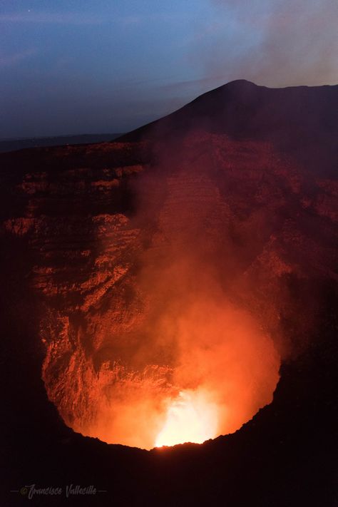 Magma en el cráter del volcán Masaya – Nicaragua Nicaragua, Celestial Bodies