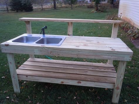 Outdoor Sinks Stations for Water Hose | The best part of this bench is it has water. Well, actually it's a ... Garden Bench Design, Potting Bench With Sink, Garden Work Bench, Potting Bench Ideas, Potting Bench Plans, Outdoor Kitchen Sink, Fish Cleaning Table, Outdoor Potting Bench, Garden Sink