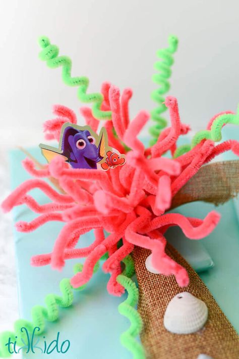 Finding Dory Creative Gift Wrapping Tutorial | Tikkido.com Pipe Cleaner Sea Anemone, Shark Diorama, Finding Nemo Decorations, Shipwrecked Vbs, Ocean Diorama, Beach Classroom, Finding Nemo Party, Bubble Guppies Birthday Party, Under The Sea Crafts