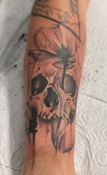 Decaying Skull Tattoo, Skull Sleeve Tattoos For Women, Feminine Skull Tattoo Sleeve, Skull Tattoo Feminine, Side Thigh Tattoos Women, Skull Thigh Tattoos, Small Skull Tattoo, Candy Skull Tattoo, Bio Organic Tattoo