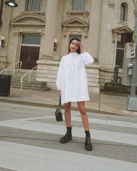 These Are The Best Dresses To Wear With Combat Boots Minimalist Moda, Easy Style, Looks Street Style, 가을 패션, Mode Vintage, Looks Style, Mode Inspiration, White Mini Dress, Dr. Martens