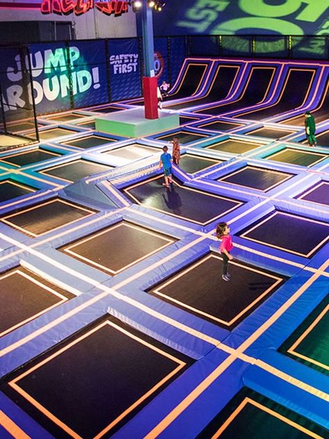 Trampoline Indoor, Creative Kids Rooms, Indoor Trampoline, Astuces Diy, Trampoline Park, Play Centre, Indoor Playground, Luxury Homes Dream Houses, Adventure Park