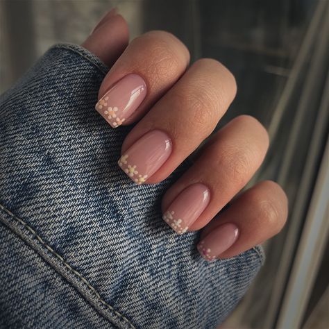 #aesthetic #nails #nailart #naildesign #ideas #flowers #design #manicure #chamomile #spring Chamomile Nail Design, Chamomile Nails, Aesthetic Nails, Flowers Design, Nails Nailart, Nail Design, Manicure, Nail Designs, Nail Art